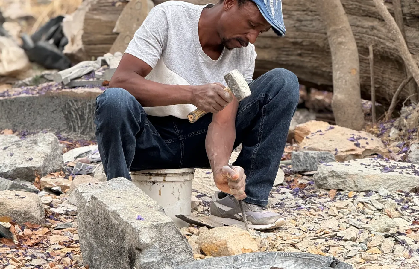Künstler arbeitet an einer Skulptur in Simbabwe.