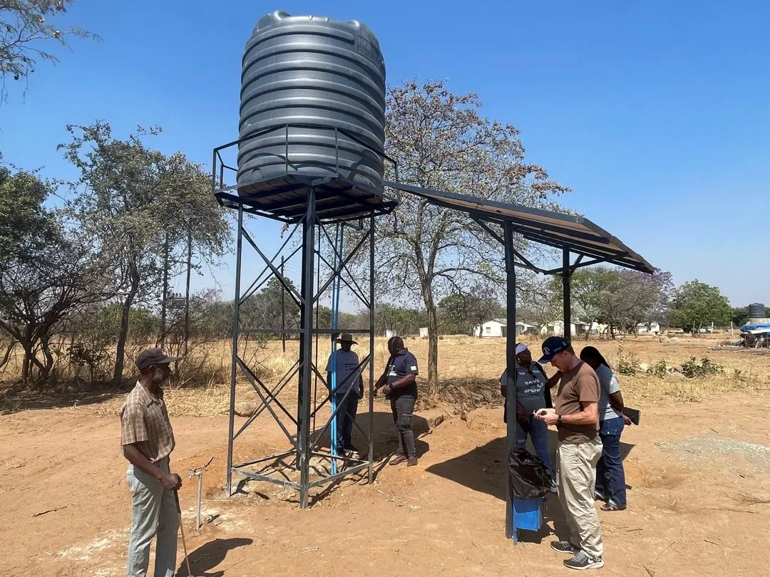 Wassertank und Solartechnik an einer Schule.
